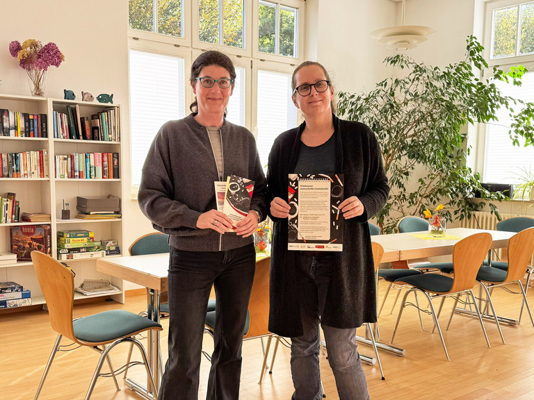 V.l.n.r.: Nadja Bandel-Luck, Leiterin der Immanuel Suchtberatung Schmalkalden, und Nicole Ritzmann von der Selbsthilfekontaktstelle Landratsamt Schmalkalden-Meiningen stehen in den Räumlichkeiten des Mehrgenerationenhauses und halten Informationsflyer in der Hand V.l.n.r.: Nadja Bandel-Luck, Leiterin der Immanuel Suchtberatung Schmalkalden, und Nicole Ritzmann von der Selbsthilfekontaktstelle Landratsamt Schmalkalden-Meiningen stehen in den Räumlichkeiten des Mehrgenerationenhauses und halten Informationsflyer in der Hand
