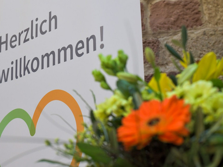 Blumenstrauß vor einem Plakat mit der Aufschrift "Herzlich willkommen" beim Zusammenschluss von Diakonie Werratal und Immanuel Diakonie Südthüringen im Meininger Ortsteil Walldorf Blumenstrauß vor einem Plakat mit der Aufschrift "Herzlich willkommen" beim Zusammenschluss von Diakonie Werratal und Immanuel Diakonie Südthüringen im Meininger Ortsteil Walldorf